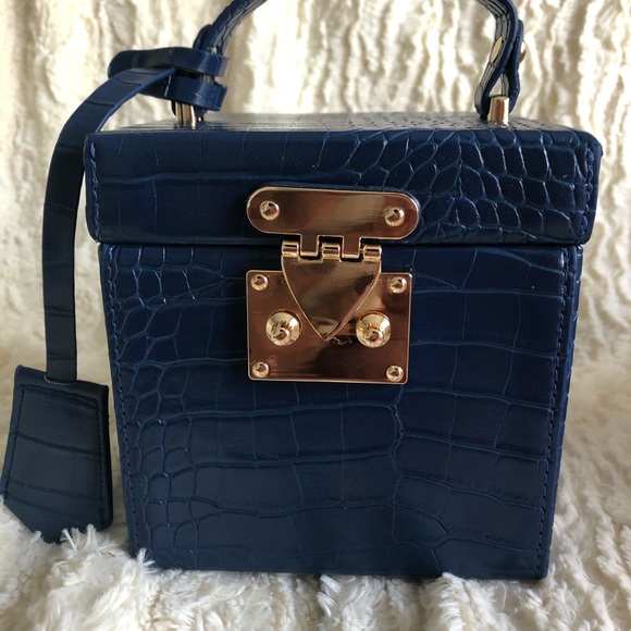 Faux croc leather bag in trunk style - Picture 5 of 6